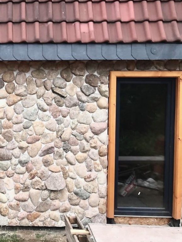 Elewacja. Kamienne końcówki. Kamień świetnie łączy się z drewnem i ceramiczną dachówką.