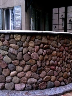 . Mur. Kamienne końcówki.