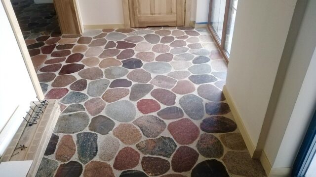 Posadzka z plastrów kamiennych.