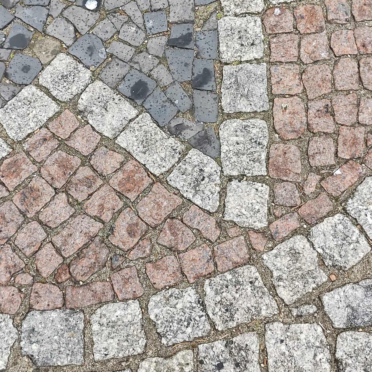 Kamienna mozaika z kamienia polnego. Element, który przyciągnie wzrok w każdym wnętrzu.