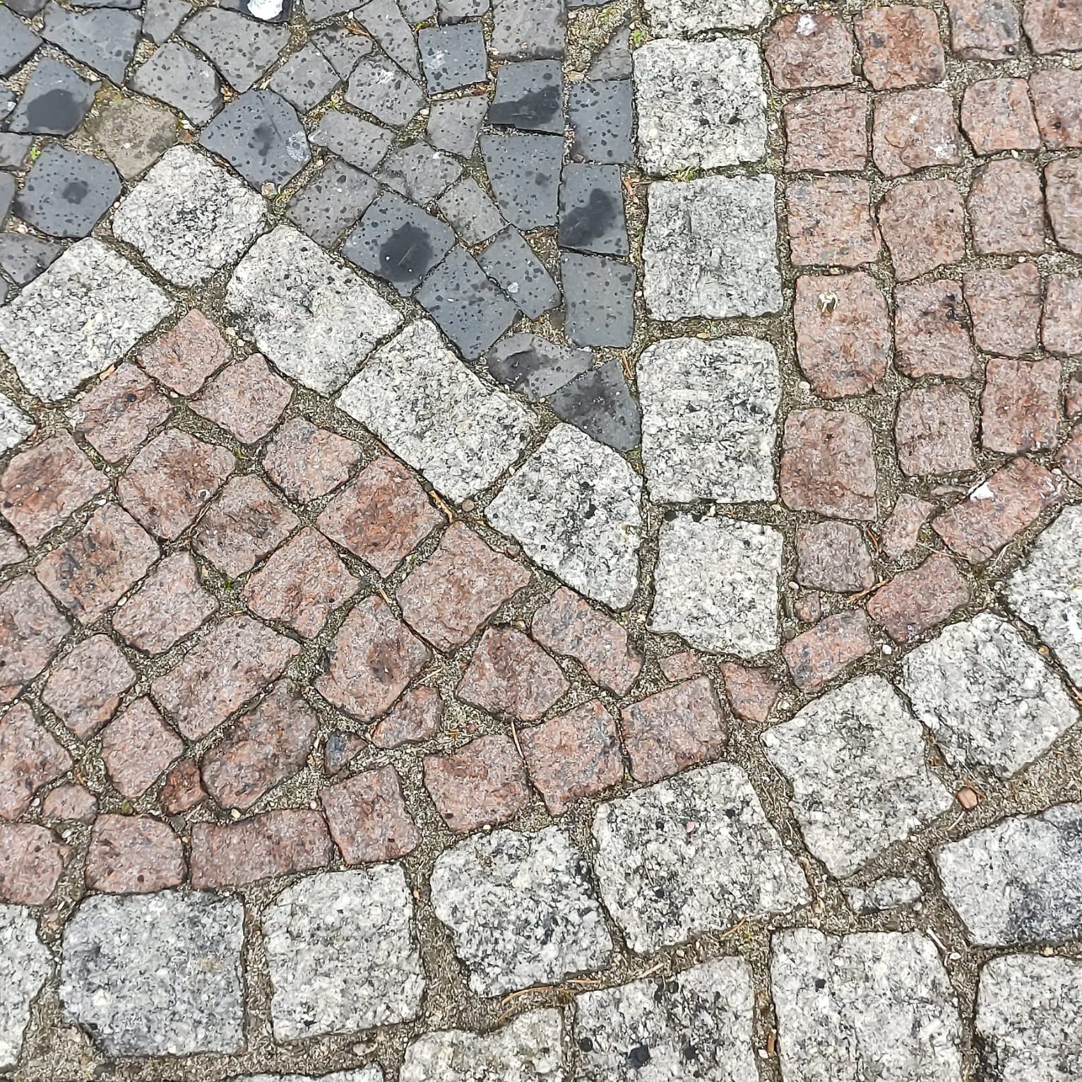 Posadzki, schody - wspaniałe mozaiki z ciętego kamienia polnego Stenos, projektowane na indywidualne zamówienie.